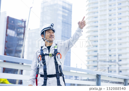 フルハーネスをつけた作業員 132088540