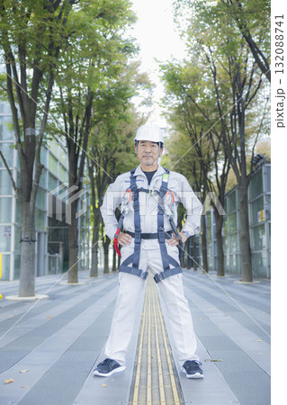 フルハーネスをつけた作業員 132088741