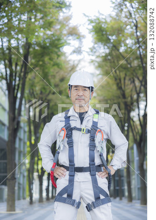 フルハーネスをつけた作業員 フルハーネスをつけた作業員 132088742