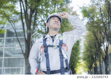 フルハーネスをつけた作業員 フルハーネスをつけた作業員 132088743