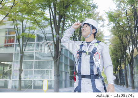 フルハーネスをつけた作業員 フルハーネスをつけた作業員 132088745