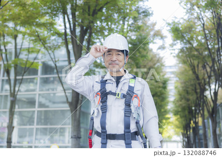 フルハーネスをつけた作業員 フルハーネスをつけた作業員 132088746