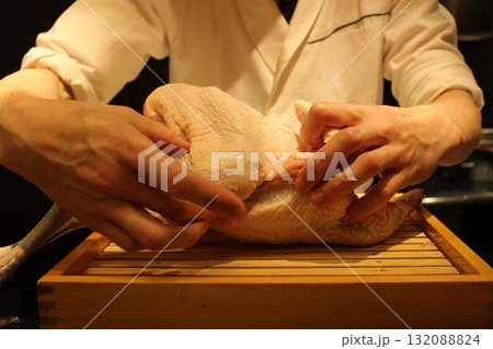 名古屋コーチンの調理風景 名古屋コーチンの調理風景 132088824