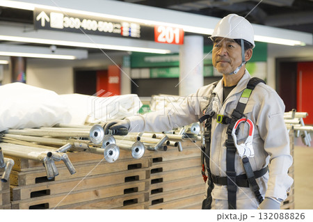 フルハーネスをつけた作業員 フルハーネスをつけた作業員 132088826