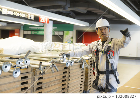 フルハーネスをつけた作業員 フルハーネスをつけた作業員 132088827