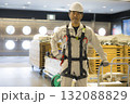 フルハーネスをつけた作業員 132088829