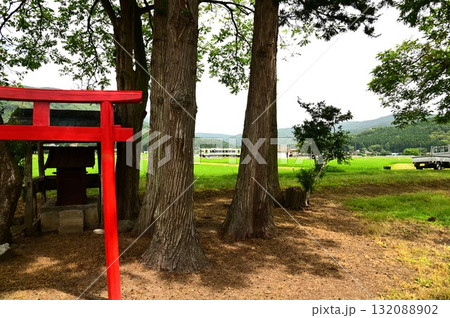 夏の遠野 釜石線と小さな神社 132088902