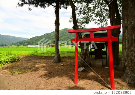 夏の遠野 釜石線と小さな神社 132088903