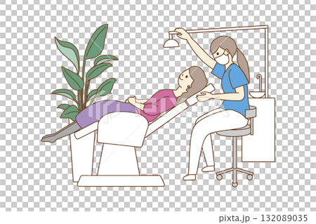 一名婦女在牙科診所治療台上接受治療 132089035