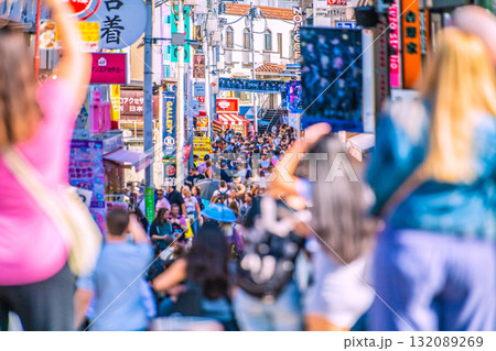 日本の東京都市景観10月17日。インバウンド続く、外国人観光客らで賑わう原宿・竹下通り。新時代に 132089269
