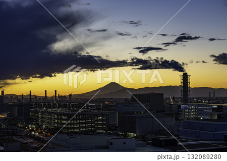 工場地帯から眺める夕景 工場地帯から眺める夕景 132089280