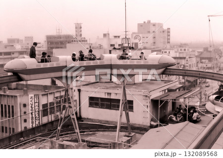 1960年代 福井のデパート「だるまや西武」屋上遊園地 | モノレールとペダルカーで遊ぶ子供たち | 132089568