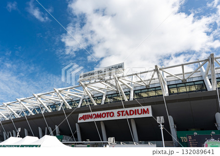 味の素スタジアムを見上げる 東京都調布市西町 味の素スタジアムを見上げる 東京都調布市西町 132089641