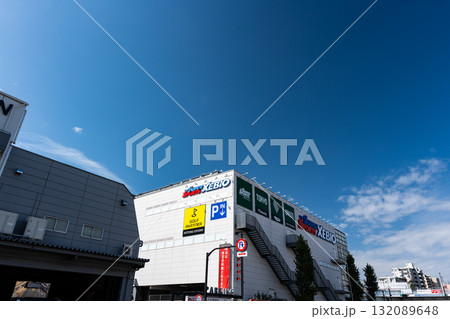 スーパースポーツゼビオ 調布東京スタジアム前店　甲州街道から見上げる　東京都調布市飛田給 132089648