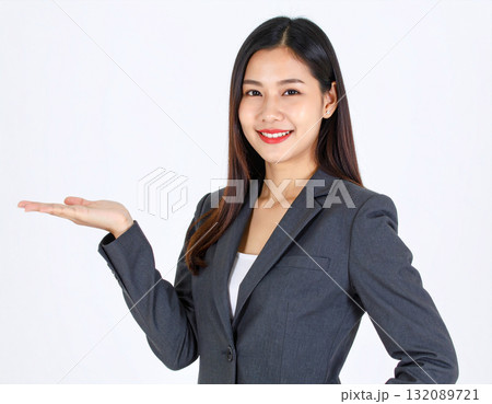 手を差し出して案内をする若い女性 132089721