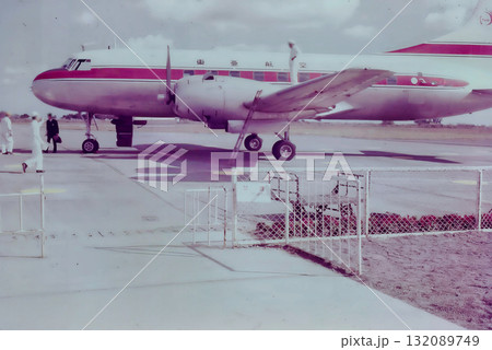 【日本の航空史】1960年代末 昭和の福井空港 | 東亜航空コンベア240とタラップを降りる人々  132089749