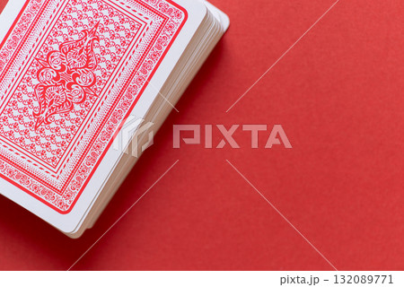 赤背景に並ぶトランプ 132089771