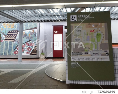 JR金沢駅・駅西広場の案内図がある風景 石川県金沢市 JR金沢駅・駅西広場の案内図がある風景 石川県金沢市 132089849