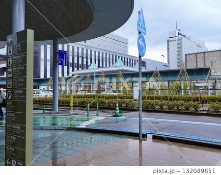 JR金沢駅・駅西広場のロータリー越しに見える風景　石川県金沢市 132089851