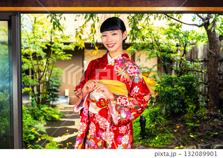 和室の振袖を着た日本人女性 132089901