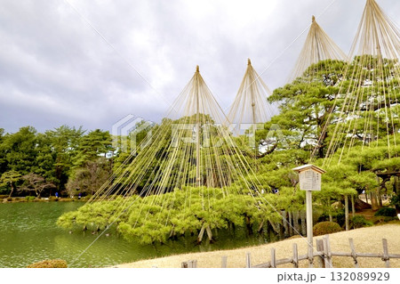 兼六園 雪吊りされた唐崎松が見える風景 石川県金沢市 兼六園 雪吊りされた唐崎松が見える風景 石川県金沢市 132089929