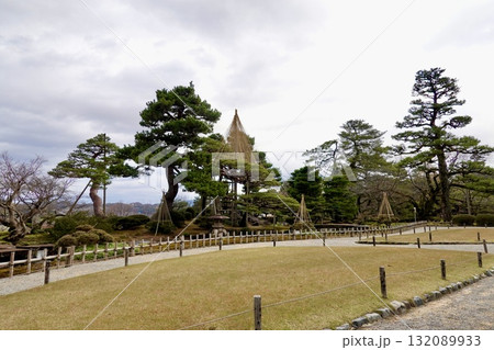 兼六園　芝生と立木越しに金沢の市街地が見える風景　石川県金沢市 132089933