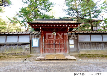 兼六園 成巽閣(せいそんかく)の赤い門が見える風景 石川県金沢市 兼六園 成巽閣(せいそんかく)の赤い門が見える風景 石川県金沢市 132089938