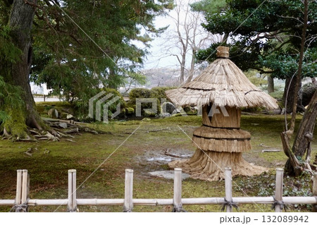 兼六園　石灯籠が雪で割れないように菰巻きが施されている風景　石川県金沢市 132089942