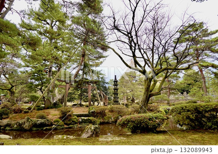 兼六園　鶺鴒島(せきれいじま)（別名・夫婦島）の鳥居と石塔が見える風景　石川県金沢市 132089943