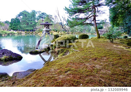 兼六園　霞が池の徽軫灯籠(ことじとうろう)が見える風景　石川県金沢市 132089946