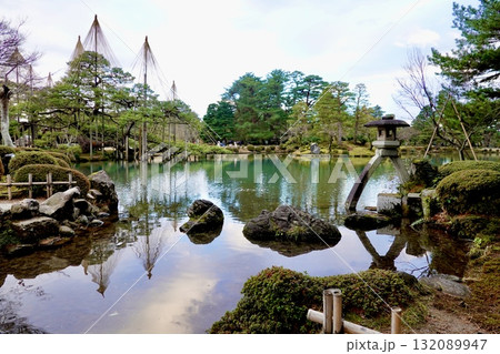 兼六園　霞が池の徽軫灯籠(ことじとうろう)と唐崎松が見える風景　石川県金沢市 132089947