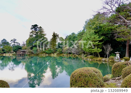 兼六園　霞が池の徽軫灯籠(ことじとうろう)が遠くに見える風景　石川県金沢市 132089949