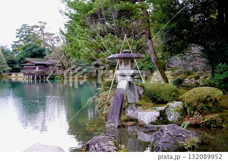 兼六園　霞が池の徽軫灯籠(ことじとうろう)が見える風景　石川県金沢市 132089952