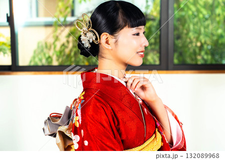和室の振袖を着た日本人女性 132089968