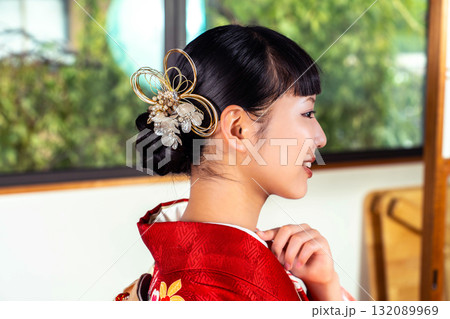 和室の振袖を着た日本人女性 132089969