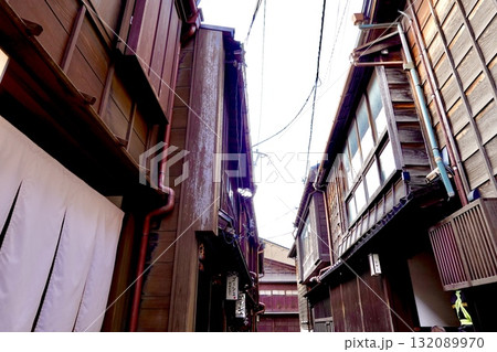 ひがし茶屋街　町家の並ぶ街並みに飲食店が見える風景　石川県金沢市 132089970