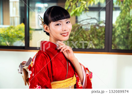 和室の振袖を着た日本人女性 和室の振袖を着た日本人女性 132089974