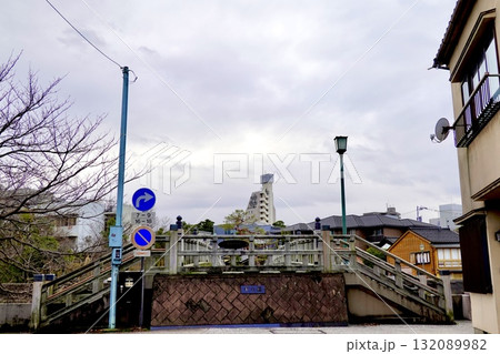 浅野川に架かる中の橋を右岸の橋のたもとから見た風景　石川県金沢市 132089982