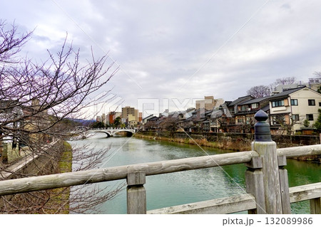 浅野川に架かる中の橋から上流を見た風景　石川県金沢市 132089986