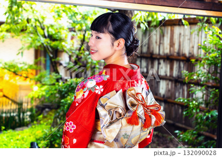 和室の振袖を着た日本人女性 132090028