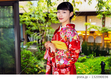 和室の振袖を着た日本人女性 132090036