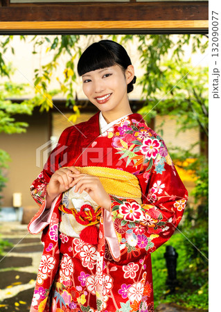 和室の振袖を着た日本人女性 132090077