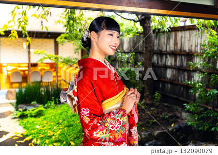 和室の振袖を着た日本人女性 和室の振袖を着た日本人女性 132090079