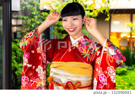 和室の振袖を着た日本人女性 和室の振袖を着た日本人女性 132090081