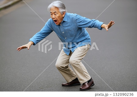 転びそうなシニア男性 132090236