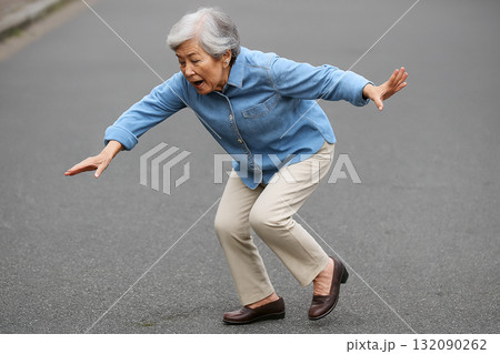 転びそうなシニア女性 転びそうなシニア女性 132090262
