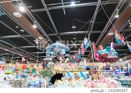 ダイバーシティ東京プラザ　キラキラドンキでショッピング　インテリア　東京都江東区青海 132090267