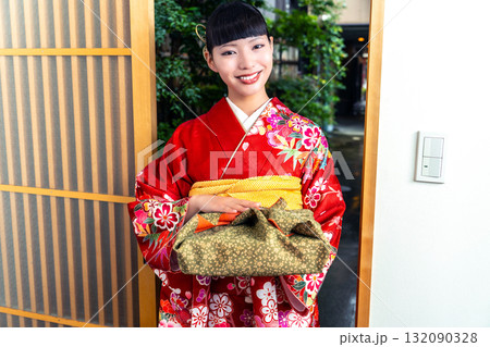 贈答品を手にした日本人女性の訪問客 贈答品を手にした日本人女性の訪問客 132090328