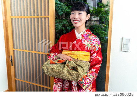 贈答品を手にした日本人女性の訪問客 132090329