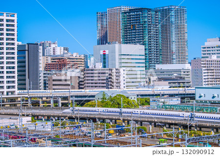 日本の東京都市景観2本新幹線が並ぶ珍景。奥は、芝浦のタワーマンション群 日本の東京都市景観2本新幹線が並ぶ珍景。奥は、芝浦のタワーマンション群 132090912